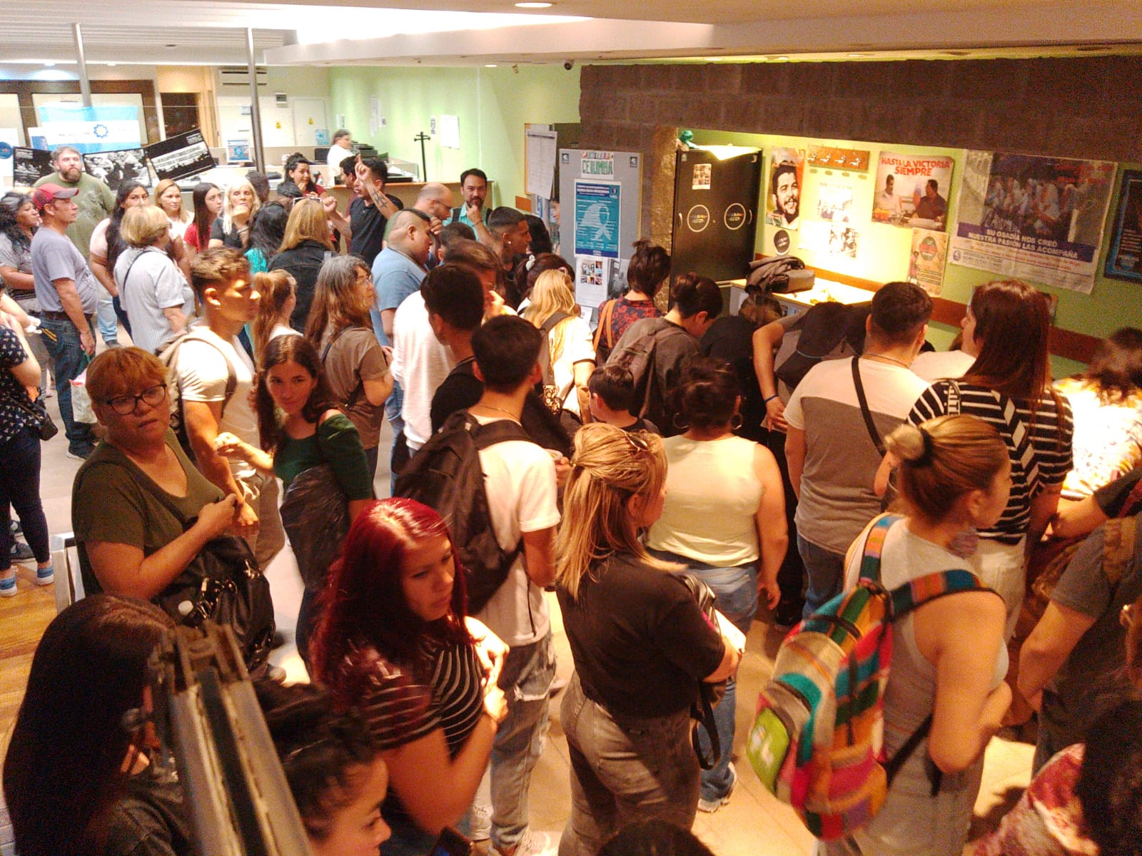 Visita de estudiantes a la UNMa